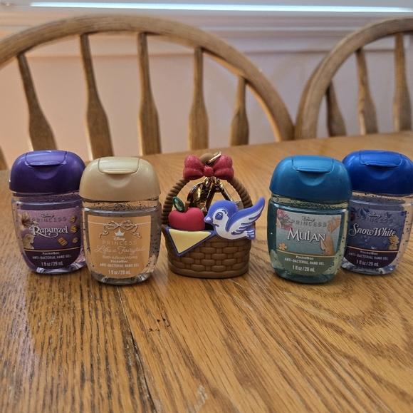 👑👗🤲NWT‼️ Bath & Body Works Disney Snow White Basket Holder with Sanitizers - Picture 2 of 16